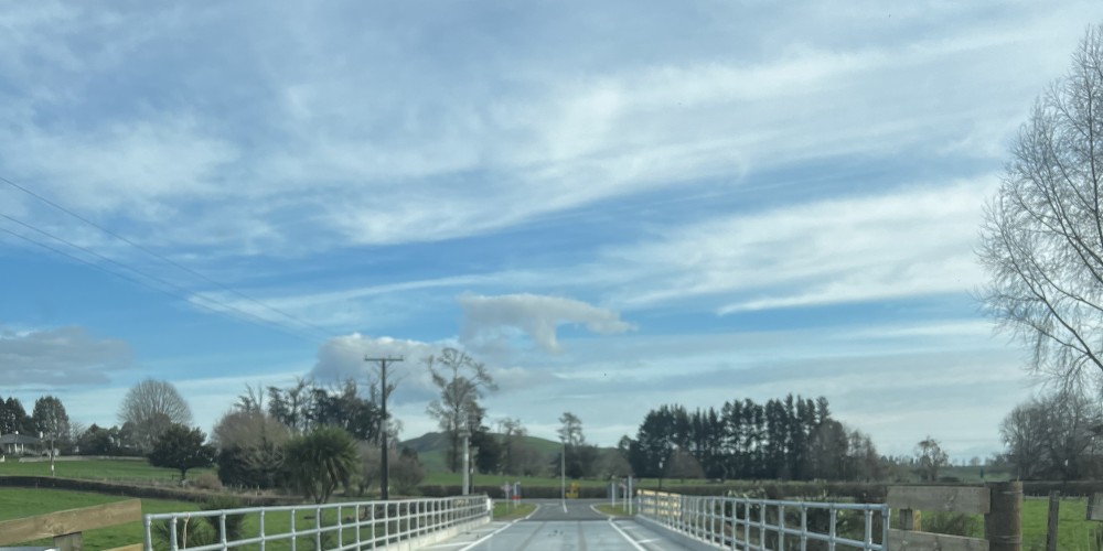 Notification of mass and/or speed limits on bridges
