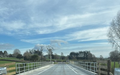 Notification of mass and/or speed limits on bridges